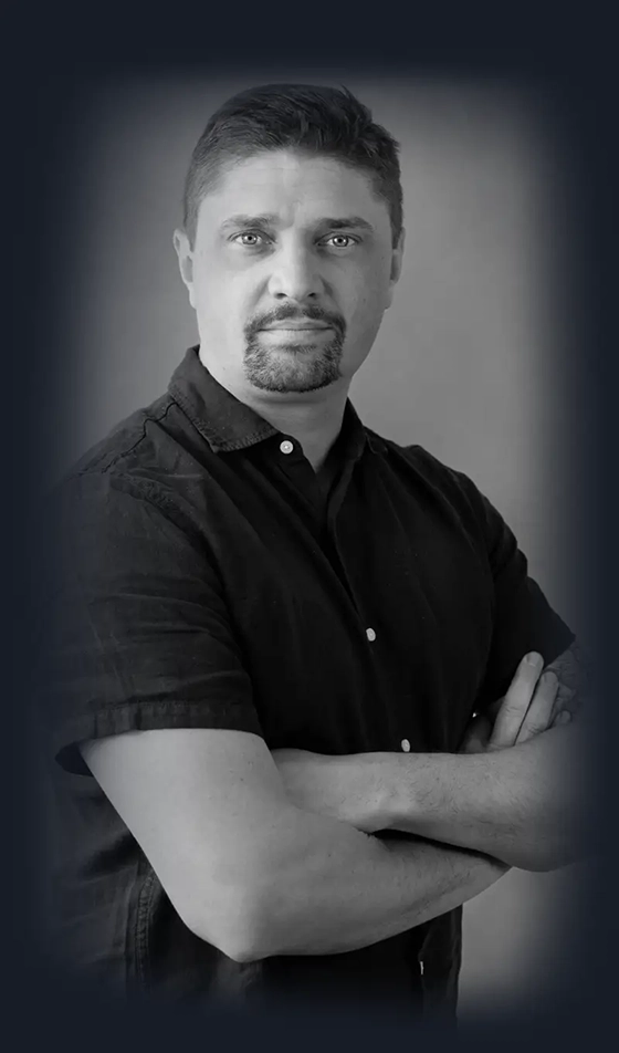 Portrait noir et blanc d'Olivier Saniez, consultant en Webmarketing